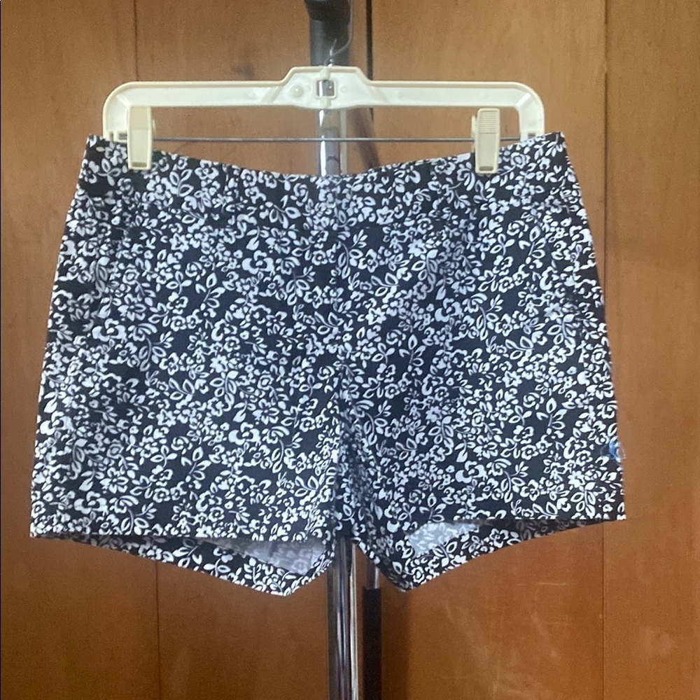 Land 'N Sea Floral Black and White Women's Shorts Size 4